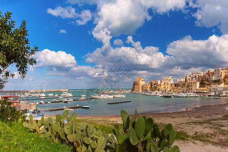 意大利西里CastellammararedelGolfo沿海城市CastellammareGolfo的港口图片