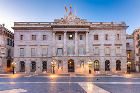 CasadelaCiutat巴塞罗那市政厅巴塞罗那哥特克区圣豪梅广场西班牙巴塞罗那市政厅上午蓝色时间西班牙巴塞罗那图片