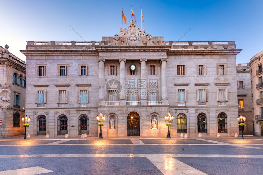 CasadelaCiutat巴塞罗那市政厅巴塞罗那哥特克区圣豪梅广场西班牙巴塞罗那市政厅上午蓝色时间西班牙巴塞罗那图片