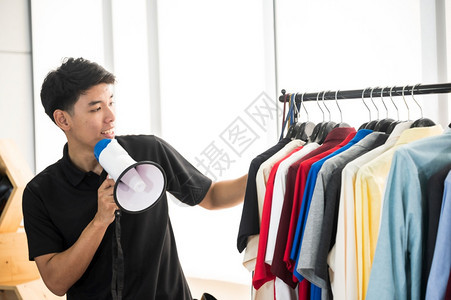 青年男子正在网上广播服装销售图片