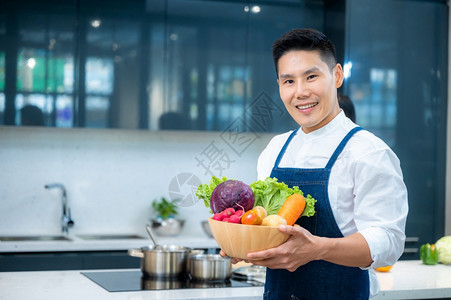 人们在厨房里展示蔬菜和水果以做健康烹饪图片