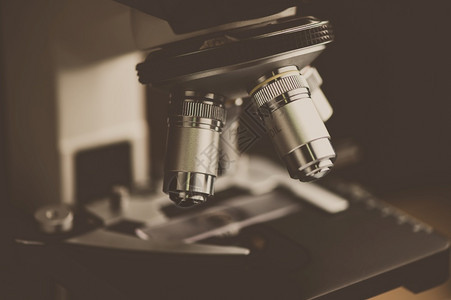 以带有金属透镜的显微为重点用于实验临床室的教育示范图片