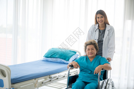 医生正在检查院内老年病人的健康情况背景图片
