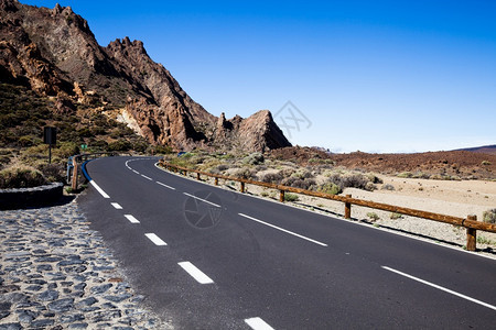 在兰萨罗特的加那利岛有公路的火山景观图片