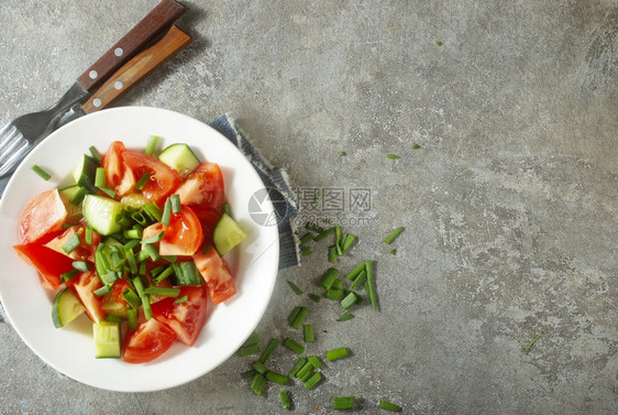 新鲜沙拉加番茄和黄瓜图片