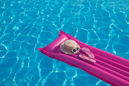 海滩暑假背景充气垫翻滚和游泳池的帽子图片