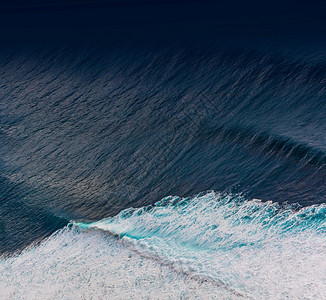空中观望海浪的波蓝色干净的大浪海水图片