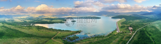 山谷的大湖空中全景自然场图片