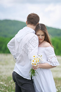 快乐的情侣在大卡莫米尔山地草上情感爱和照顾的场景图片