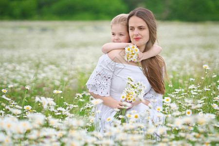 快乐的母亲和女儿在大卡莫米尔山地草原上情感爱和照顾的场景图片