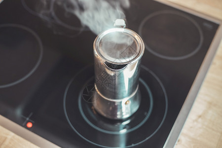 热炉灶早餐上的意大利咖啡锅图片