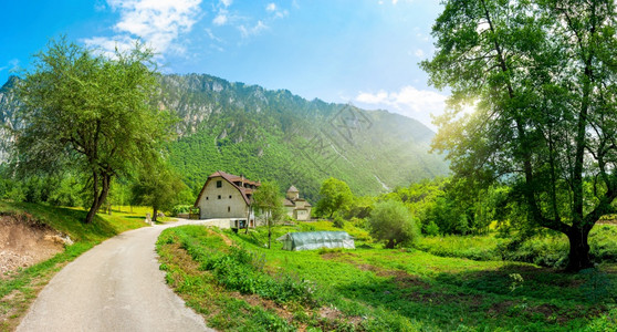 黑山多布里洛维纳修道院附近的公路多布里洛维纳修道院附近的公路图片