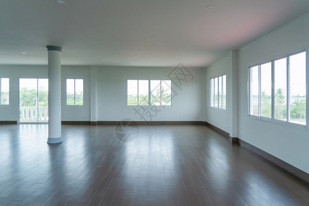 大空房白墙和棕色木地板室内设计装饰有复制空间图片