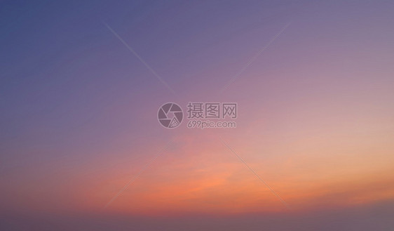 日落天空自然景观背摘要蓝色和橙戏剧紫的云彩黄昏时图片