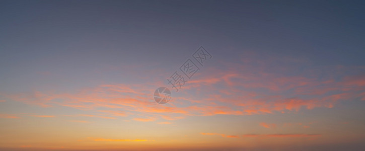 日落天空自然景观背摘要蓝色和橙戏剧紫的云彩黄昏时图片