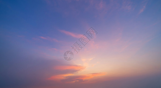 日落天空自然景观背摘要蓝色和橙戏剧紫的云彩黄昏时图片