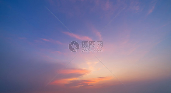 日落天空自然景观背摘要蓝色和橙戏剧紫的云彩黄昏时图片