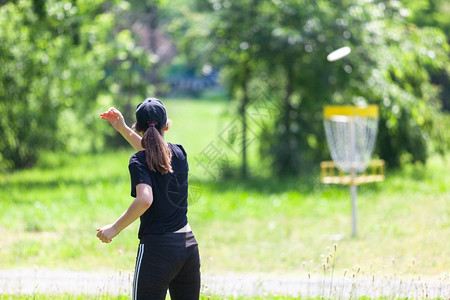 在公园玩高尔夫球运动游戏的妇女图片