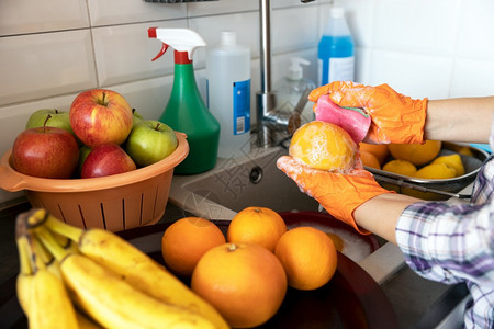 在厨房里用水肥皂或洗涤剂清水果图片