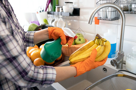 在厨房的水果上喷洒消毒化学品图片