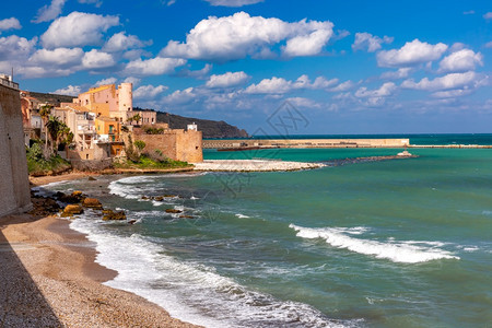 CalaMarina的Sunny中世纪堡垒沿海城市CastellammaredelGolfo和CalaPetroroBeach的图片