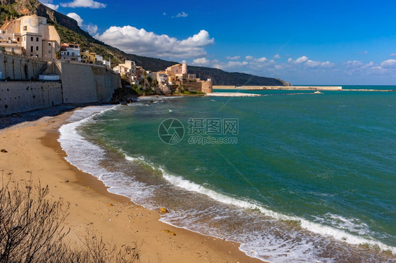 CalaMarina的Sunny中世纪堡垒沿海城市CastellammaredelGolfo和CalaPetroroBeach的图片