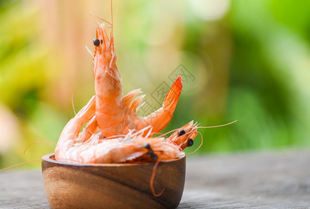 虾在有自然背景新鲜虾的木碗上服务图片