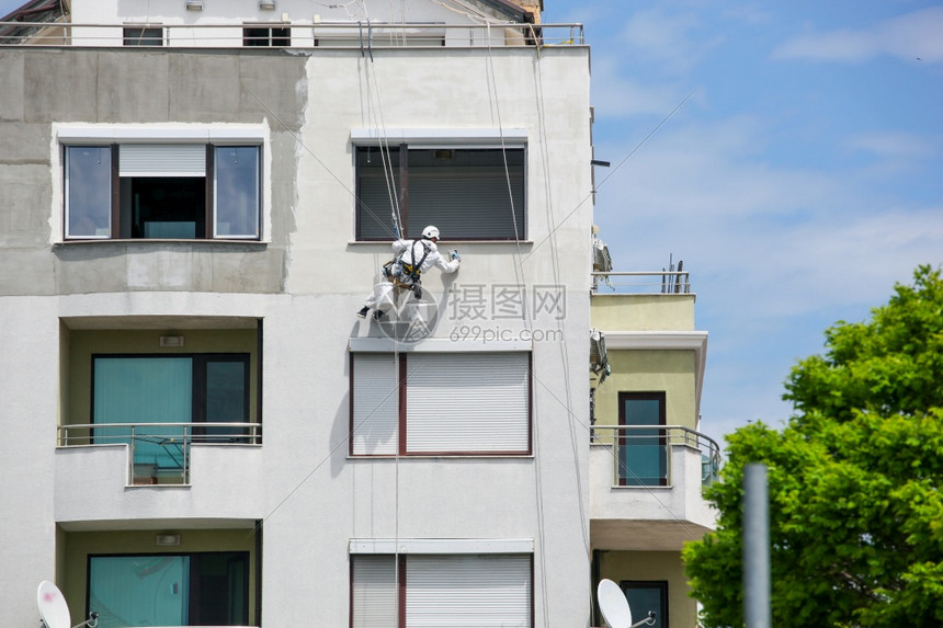 登山者在新家的外墙上做石膏和图片