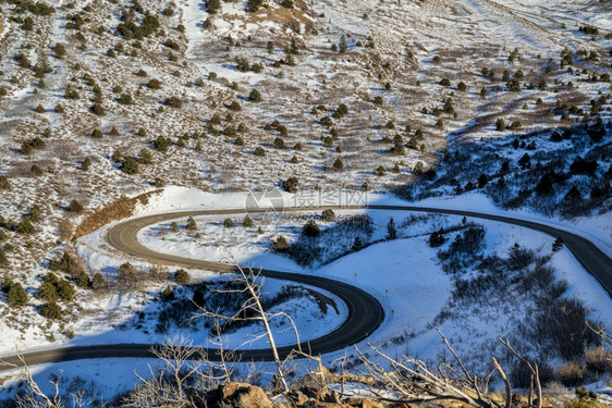 冬季风山路景MoabUtah附近的LaSal山环旅行和度假概念图片