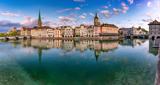 著名的Fraumunster圣彼得教堂和Limmat河瑞士最大的城市苏黎世旧日出时的全景瑞士最大的城市苏黎世图片