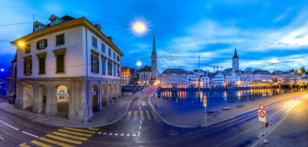 著名的Fraumunster和圣彼得教堂以及清晨蓝色时分在瑞士最大城市苏黎世老的Limmat河堤岸瑞士最大城市苏黎世图片