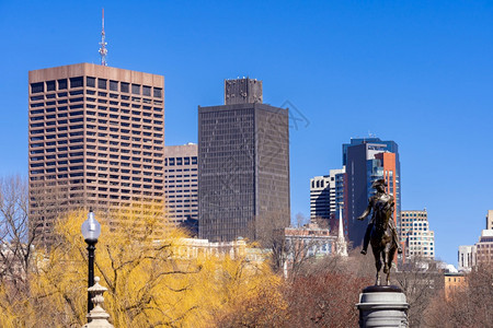 美国波士顿市中心交叉口与新英格兰州马萨诸塞波士顿后海湾区之间波士顿公共园的乔治华盛顿雕塑纪念碑图片