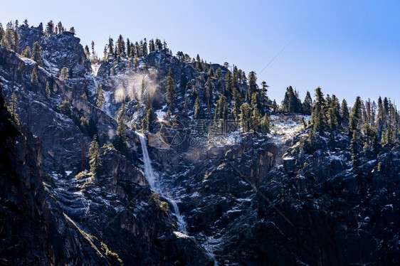 美国北加利福尼亚州Yosemite公园旧金山的BridalveilFalls瀑布美公园地标和著名的旅游点是行目的地和冒险概念图片