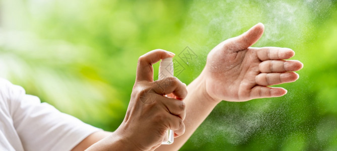 使用阿洛科霍醇喷洒的AlecoholHandsanitazer用瓶喷洒消毒安全防止并保护和细菌感染新冠19新冠世界大流行来洗手图片