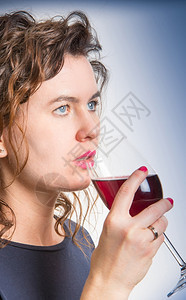 蓝眼睛女人喝杯酒图片