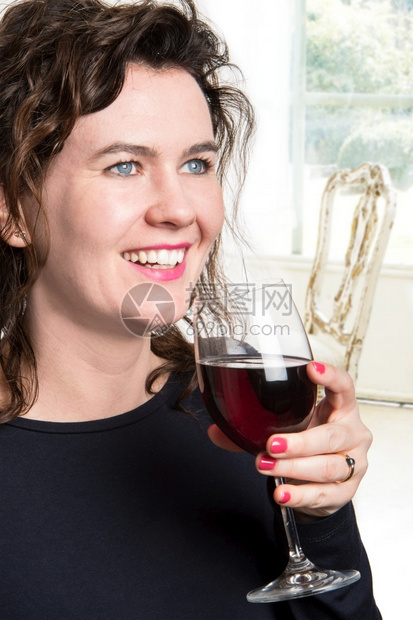 蓝眼睛女人喝杯酒图片