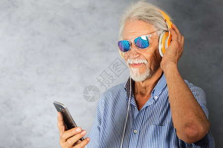 老人用耳机听音乐图片