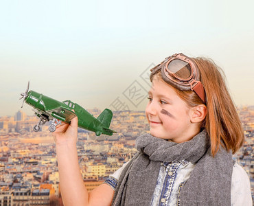 小女孩在玩玩具飞机图片
