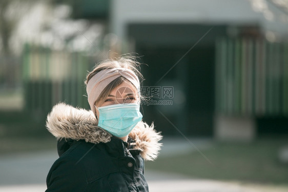 外出穿面罩的年轻女子科罗纳和流感季节图片