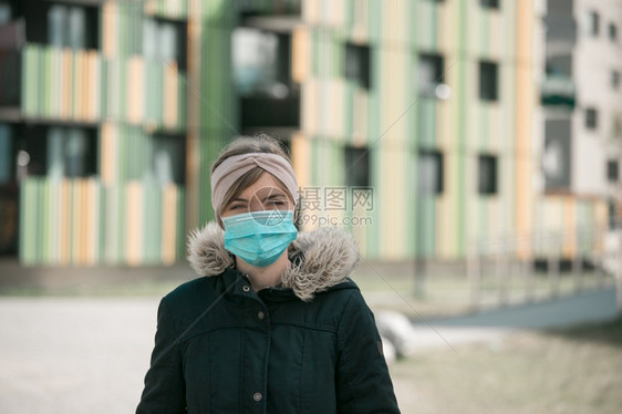 外出穿面罩的年轻女子科罗纳和流感季节图片