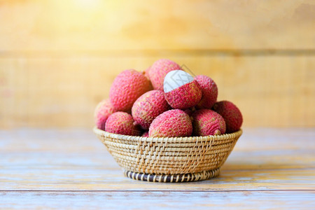 在泰国热带树果的夏季在篮子中收获新鲜的甘蔗高清图片