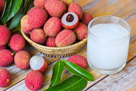 荔枝水果在泰国热带树果的夏季收获一篮子木制桌上的菜果汁背景