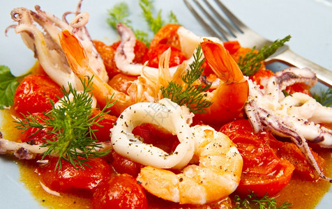 海鲜汤番茄和鱿鱼图片