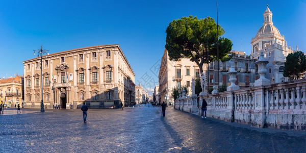 在ViaEtnea和PiazzaDuomo圣阿加萨大教堂和市政厅的第一次日光照出Catania西里Catania大教堂日出意利西图片