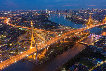 BhumibolBridge和ChaoPhraya河的空中景象图片