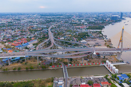 BhumibolBridge和ChaoPhraya河的空中景象在图片