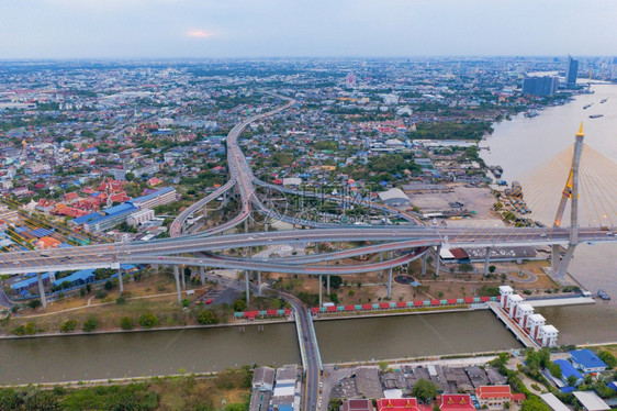 BhumibolBridge和ChaoPhraya河的空中景象在图片