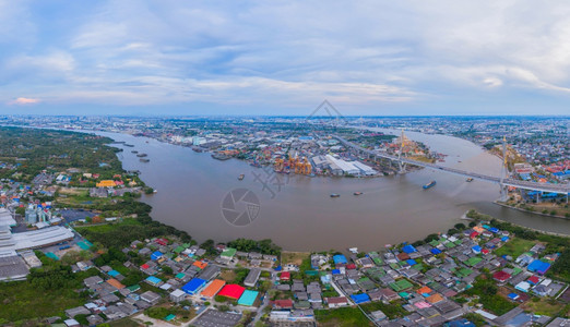 BhumibolBridge和ChaoPhraya河的空中景象图片