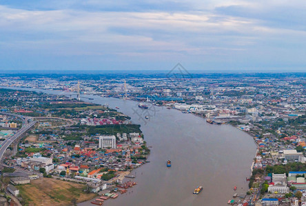 泰国曼谷市中心天线ChaoPhraya河曲线的空中观察金融区和智能城市的商业中心天桥和蓝高楼图片