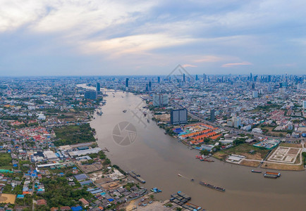 泰国曼谷市中心天线ChaoPhraya河曲线的空中观察金融区和智能城市的商业中心天桥和蓝高楼图片